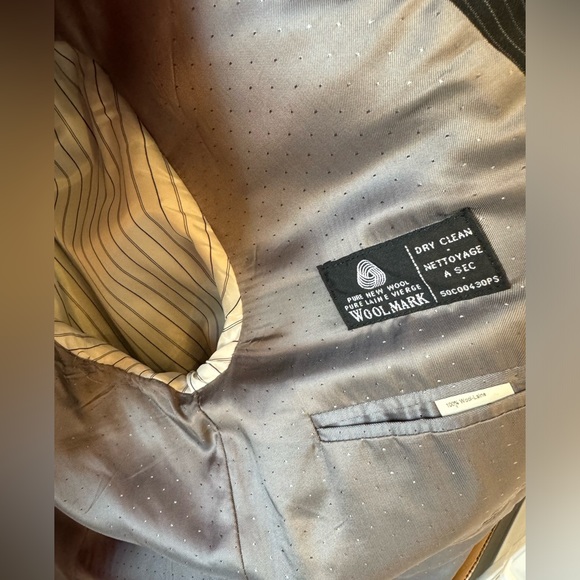 Calvin Klein mens suit like new. Charcoal grey with pinstripes. Wool - Picture 8 of 16